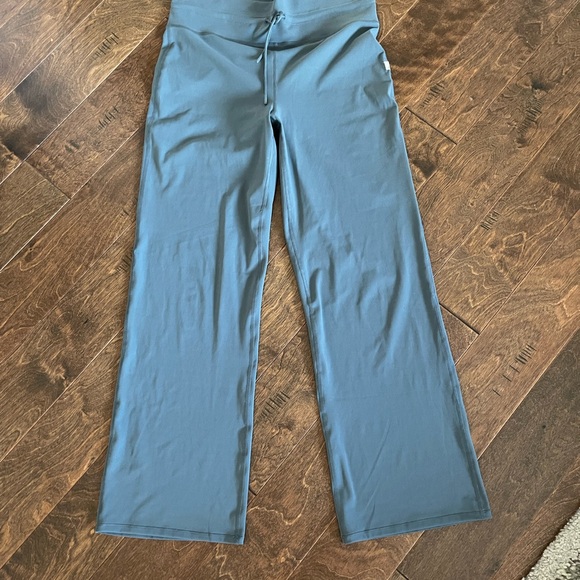 Vuori Daily Wideleg pant, color stone. Size XL. - Picture 2 of 5